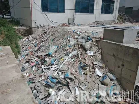 Tổng thầu chôn trộm hàng chục tấn rác thải XD, chủ đầu tư làm ngơ?